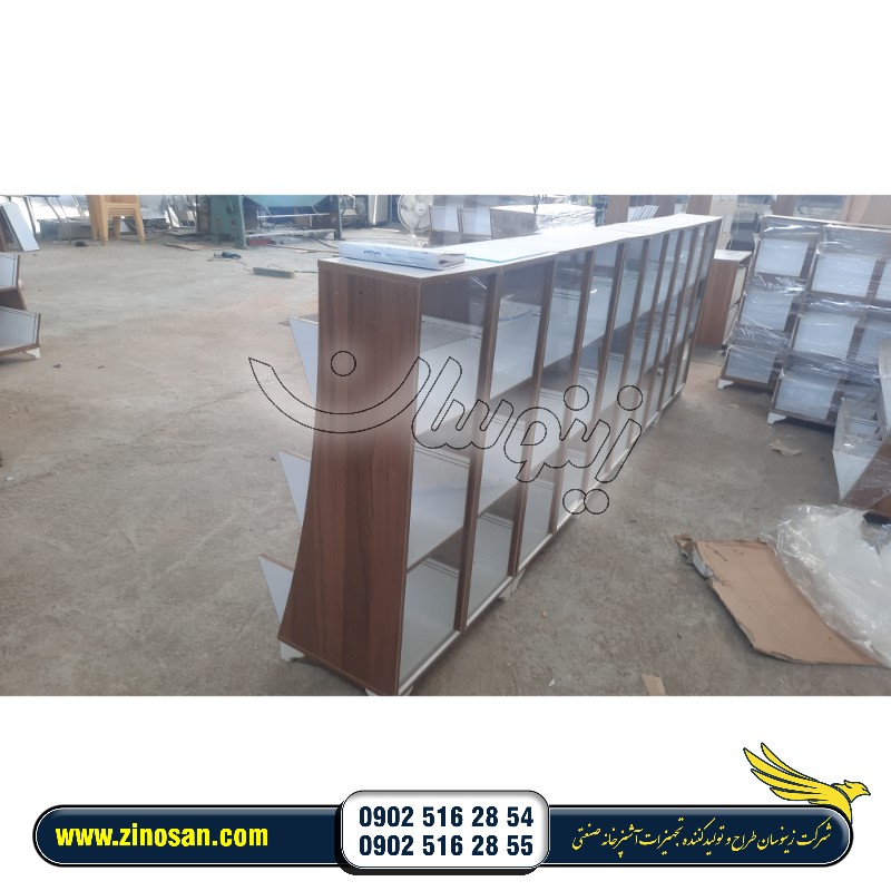 استند پشت شیشه